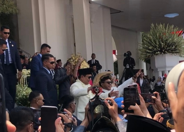 Prabowo Turun Podium, Ikut Joget Lagu Tabola Bale Bareng Masyarakat