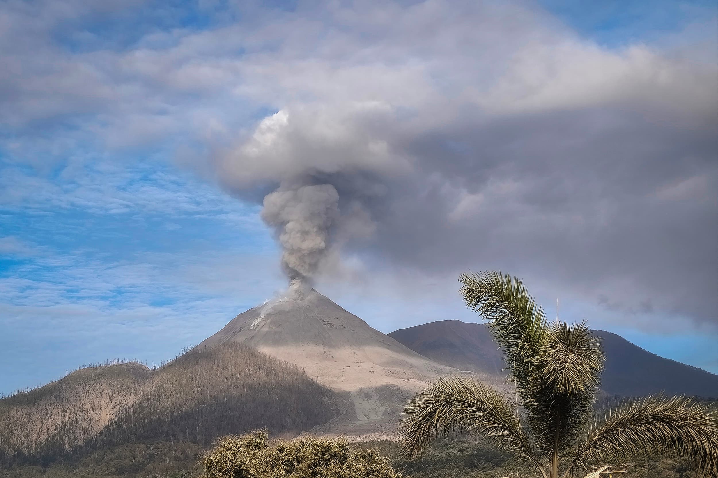 Status Gunung Lewotobi Laki-laki Naik ke Level IV Awas