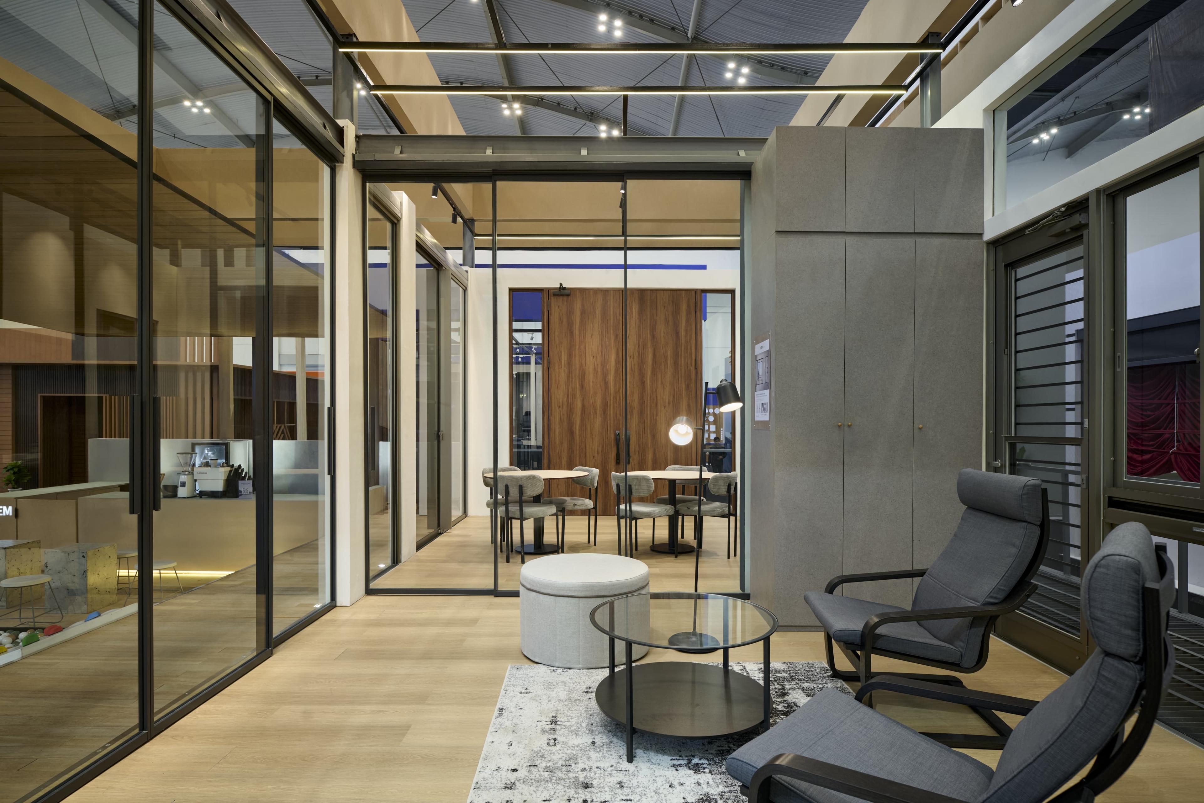 Menghubungkan Ruang Hidup, Inovasi Terbaru TOSTEM Melalui Interior Series IN16