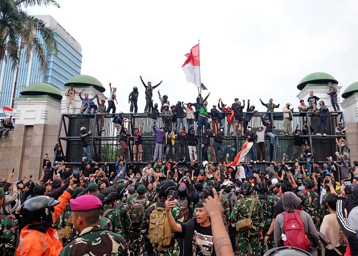 Massa Duduki Gerbang Gedung DPR, Polisi Enggak Terlihat