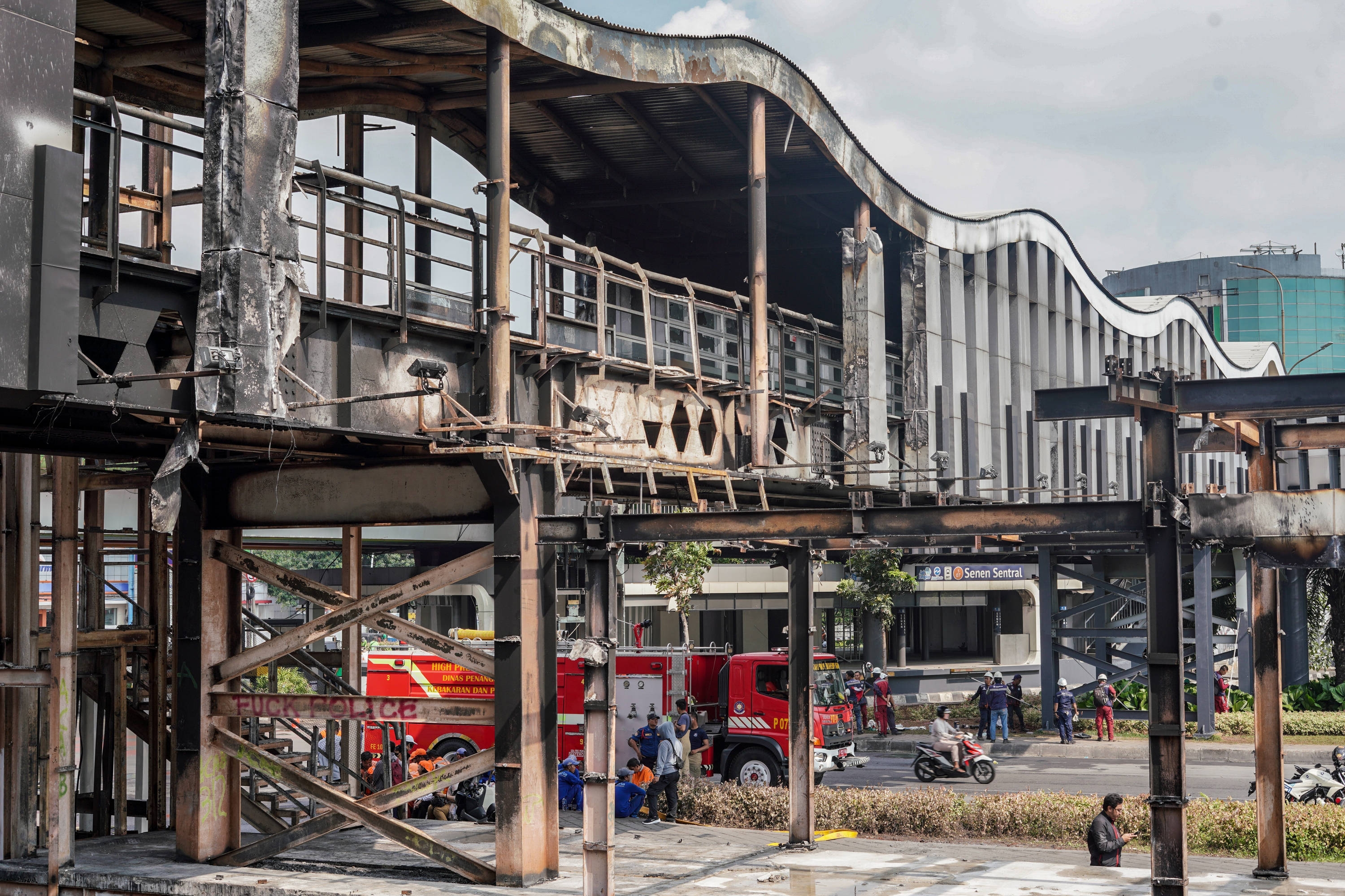 Ketika Halte Terbakar, Apa yang Sebenarnya Terbakar?