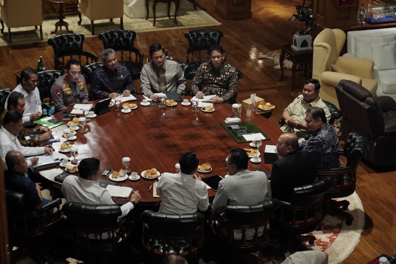 Prabowo Pimpin Ratas Bahas Prototipe Listrik Pedesaan Tenaga Surya hingga Giant Sea Wall