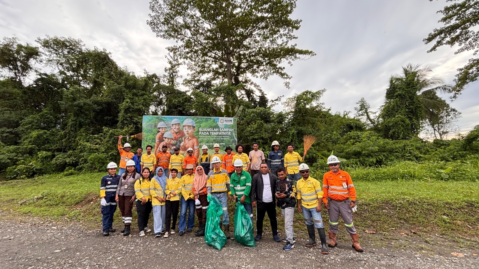 Serentak World Cleanup Day 2025, NHM Selenggarakan Aksi Bersih-bersih di Area Tambang Emas Gosowong