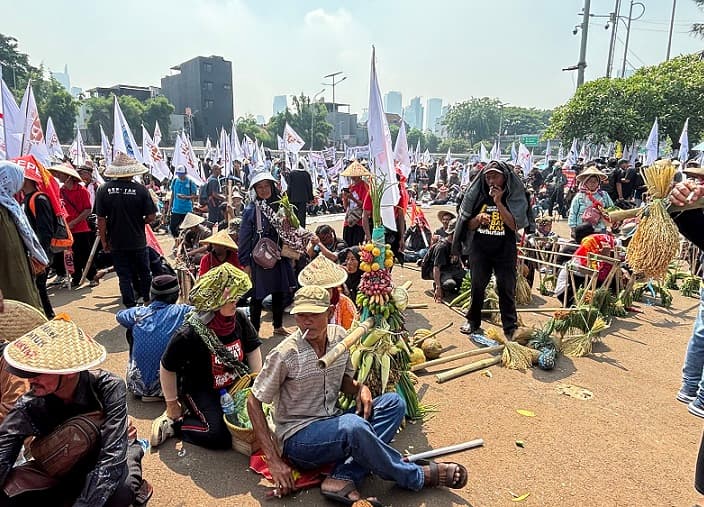 Ribuan Petani Bawa Hasil Bumi ke Gedung DPR dalam Peringatan Hari Tani Nasional