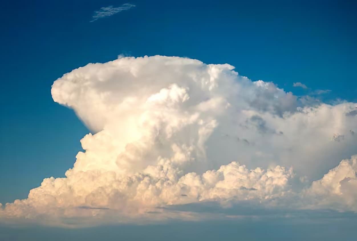 Cumulonimbus Intra-Cloud: Fenomena Awan Hitam dengan Petir yang Hebohkan Warga Bandung