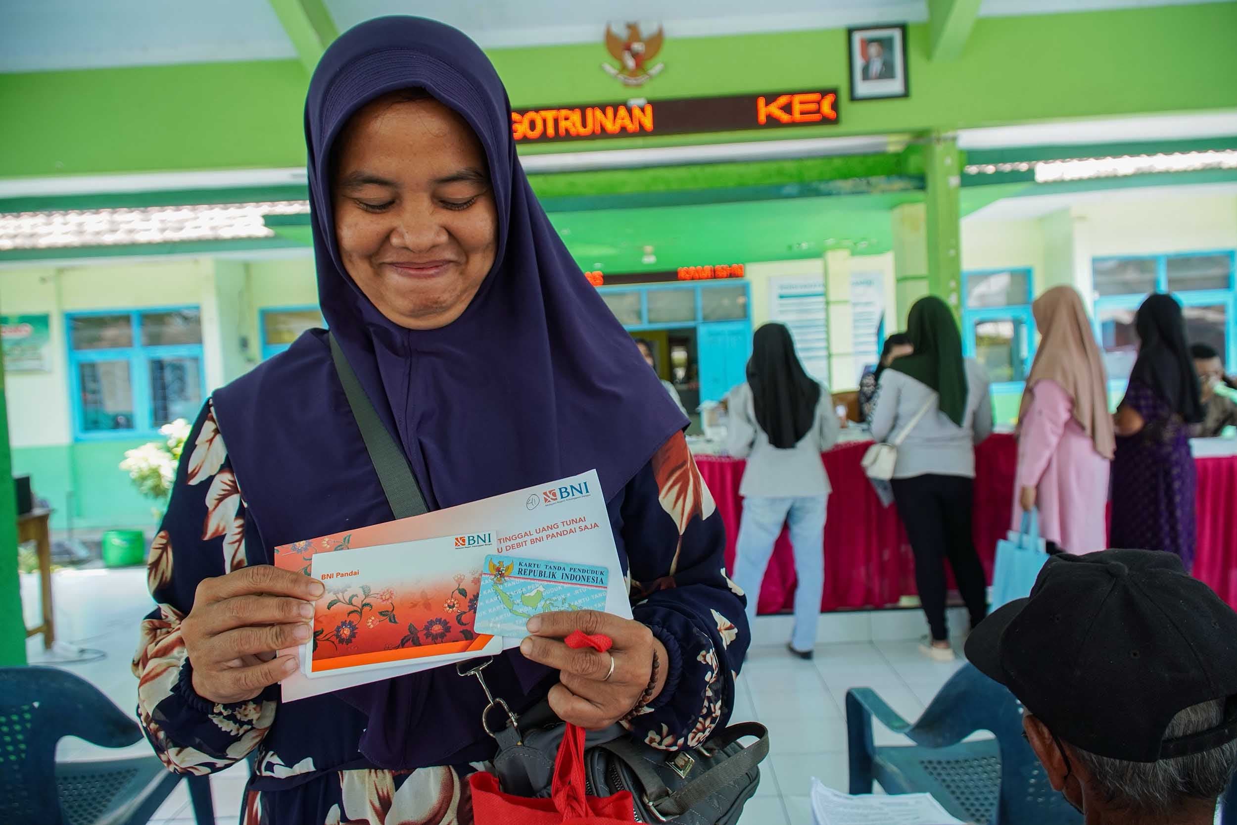 Viralisasi Bansos Tak Boleh Menutupi Kewajiban Negara Layani Rakyat