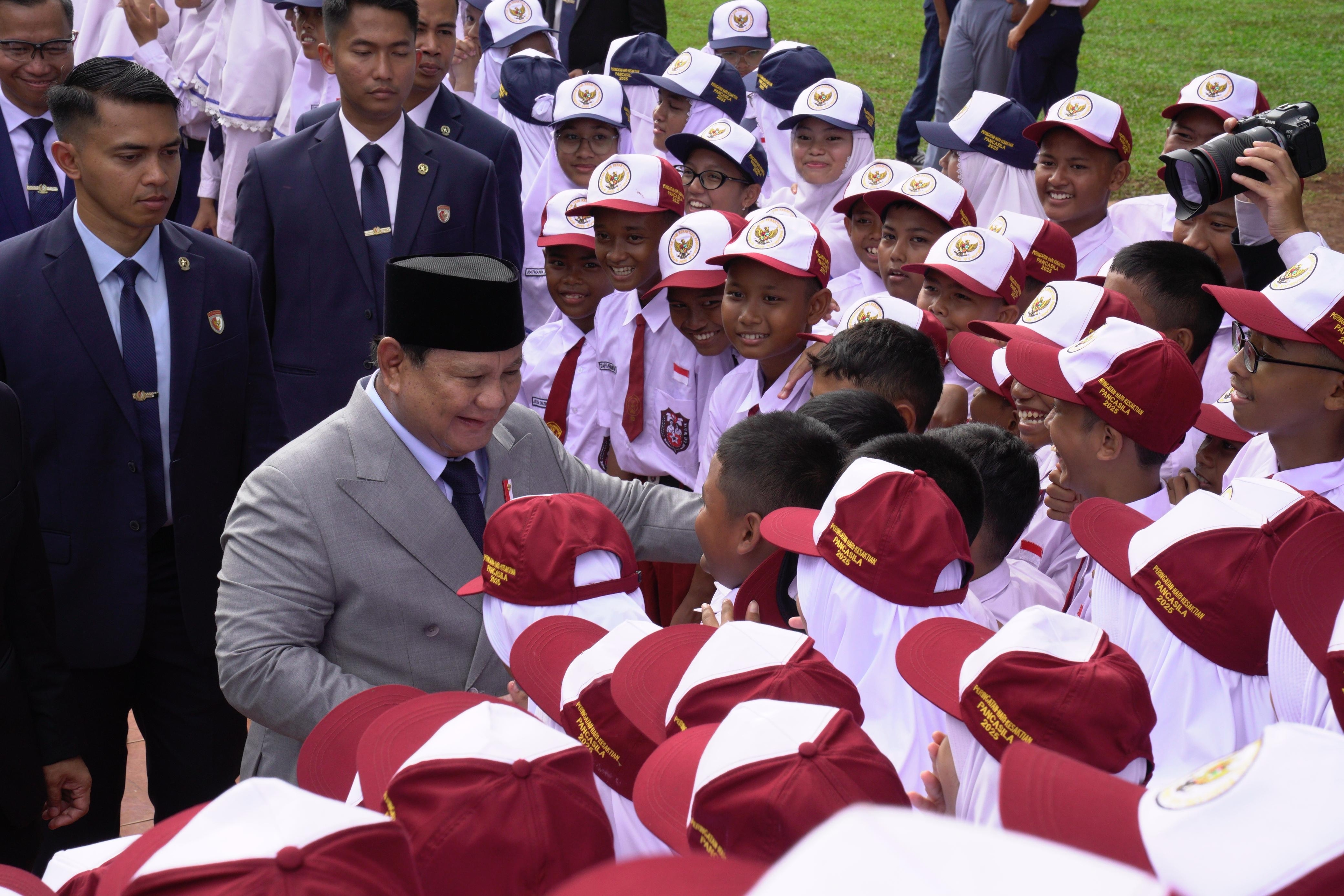 Prabowo Dikerubungi Siswa-Siswi Usai Upacara di Lubang Buaya: Makasih MBG-nya, Bapak!