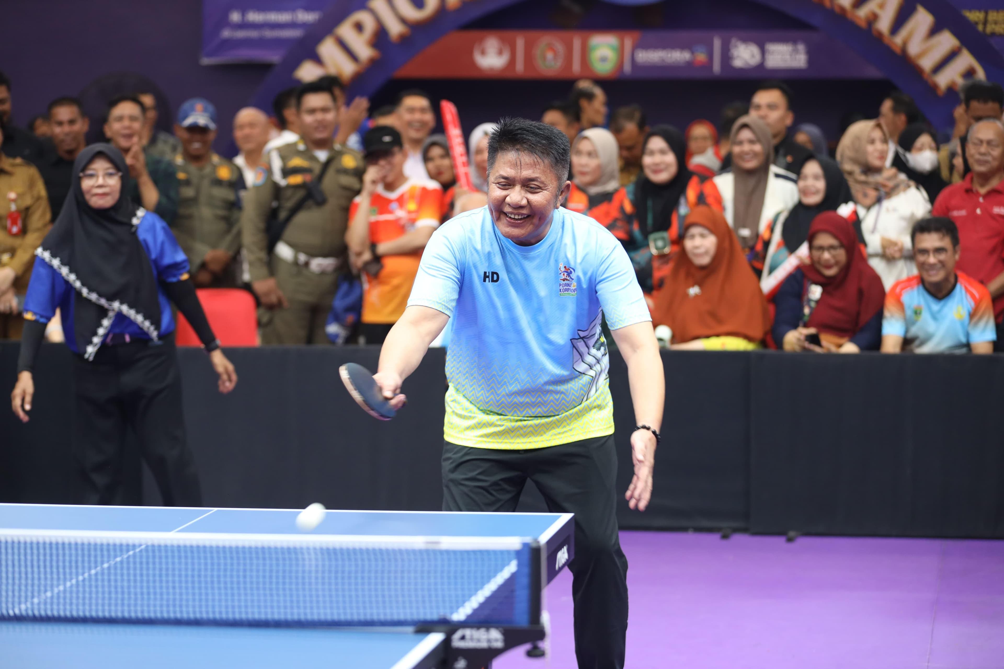 Pertandingan Seru, Gubernur Herman Deru Raih Juara Dua Tenis Meja Kepala Daerah PORNAS XVII KORPRI