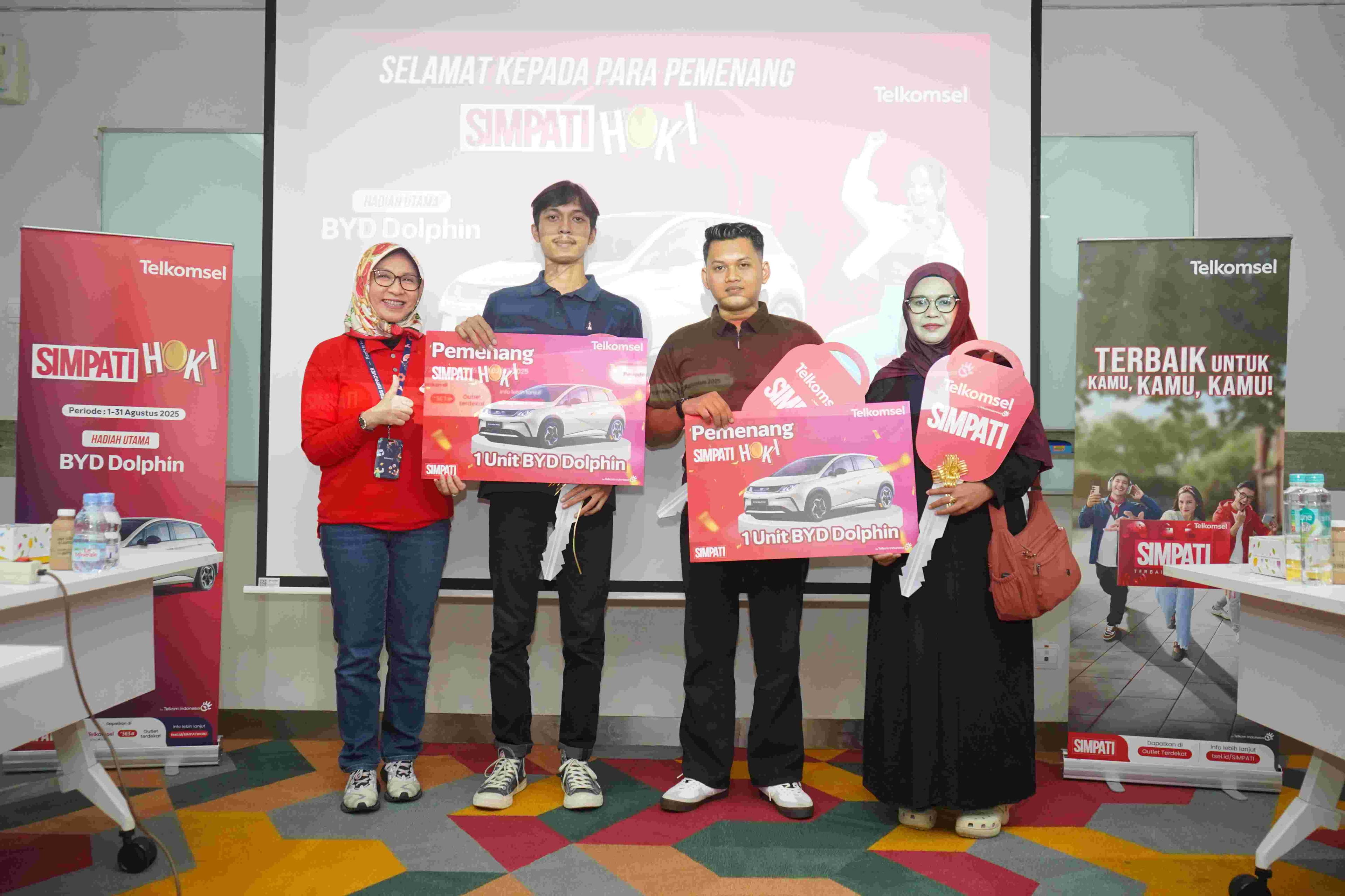 Telkomsel Serahkan Grand Prize Mobil Listrik BYD Dolphin kepada 13 Pemenang SIMPATI HOKI