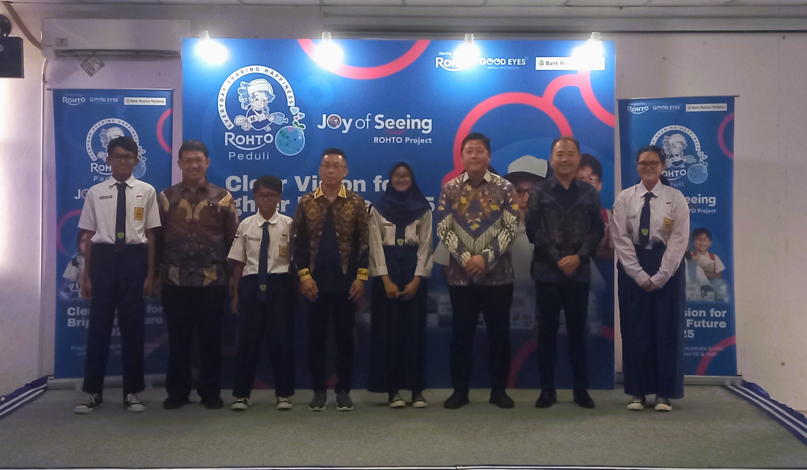 Peringati Hari Penglihatan Sedunia 2025, ROHTO Bagikan 1.200 Kacamata Gratis di 12 Sekolah