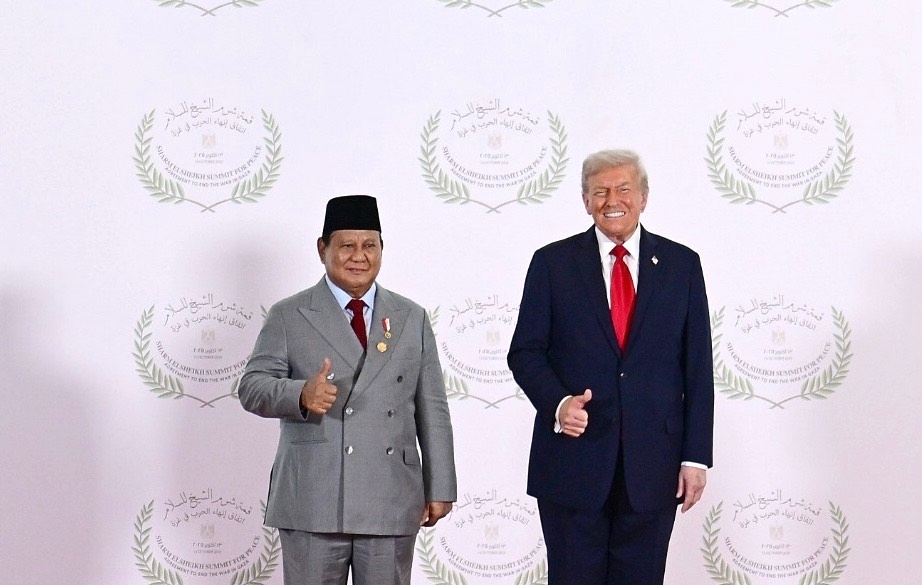 Pose Jempol Prabowo dan Trump Warnai Hangatnya Sesi Foto Pemimpin Dunia di KTT Perdamaian Gaza