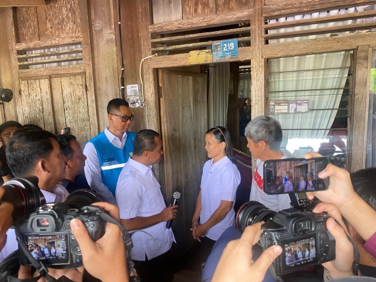 Bahlil Pasang Listrik Gratis 112 Rumah di Kampung Halaman Ibunda Prabowo