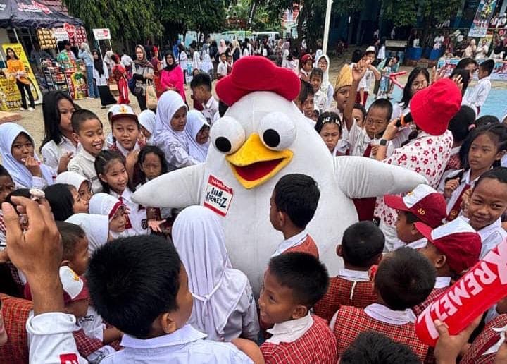 Mie Kremezz Luncurkan Kemasan Baru dan Maskot 'Ayam Kremezz Segitiga' yang Lucu