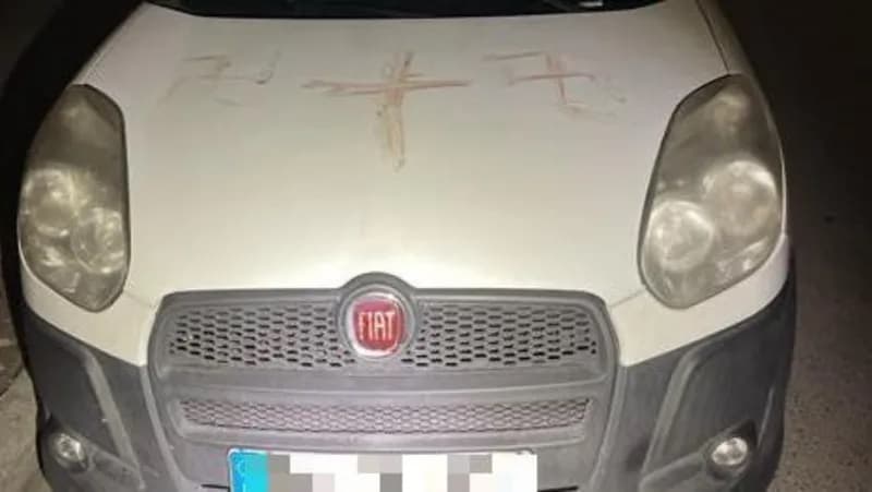 Puluhan Mobil di Jerman Dicoret Lambang Swastika dengan Cairan Diduga Darah Manusia