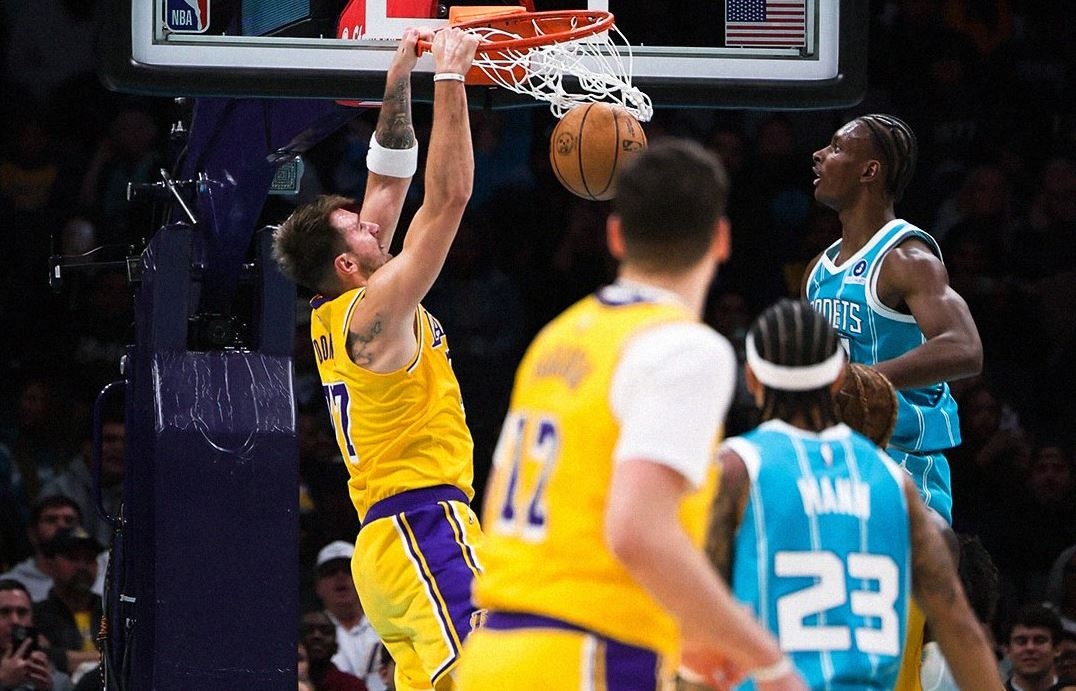 NBA Hari Ini: Luka Doncic Pimpin Lakers Kalahkan Hornets untuk Rebut Peringkat Empat Wilayah Barat