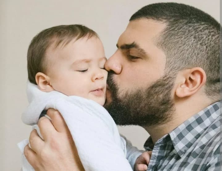 Sampai Kapan Seorang Ayah Boleh Mencium Anak Perempuannya? Ini Aturan Islam