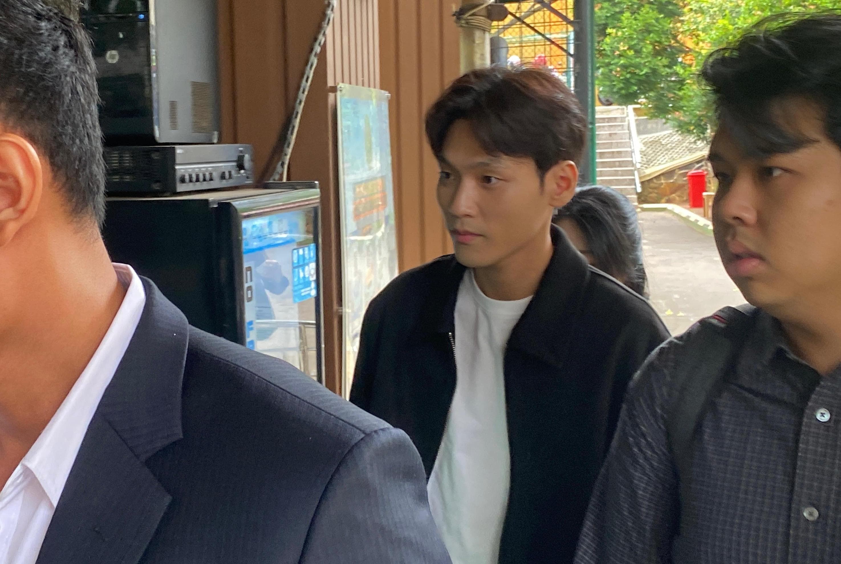 Cerai, Na Daehoon Pilih Bungkam dan Langsung Masuk Ruang Sidang