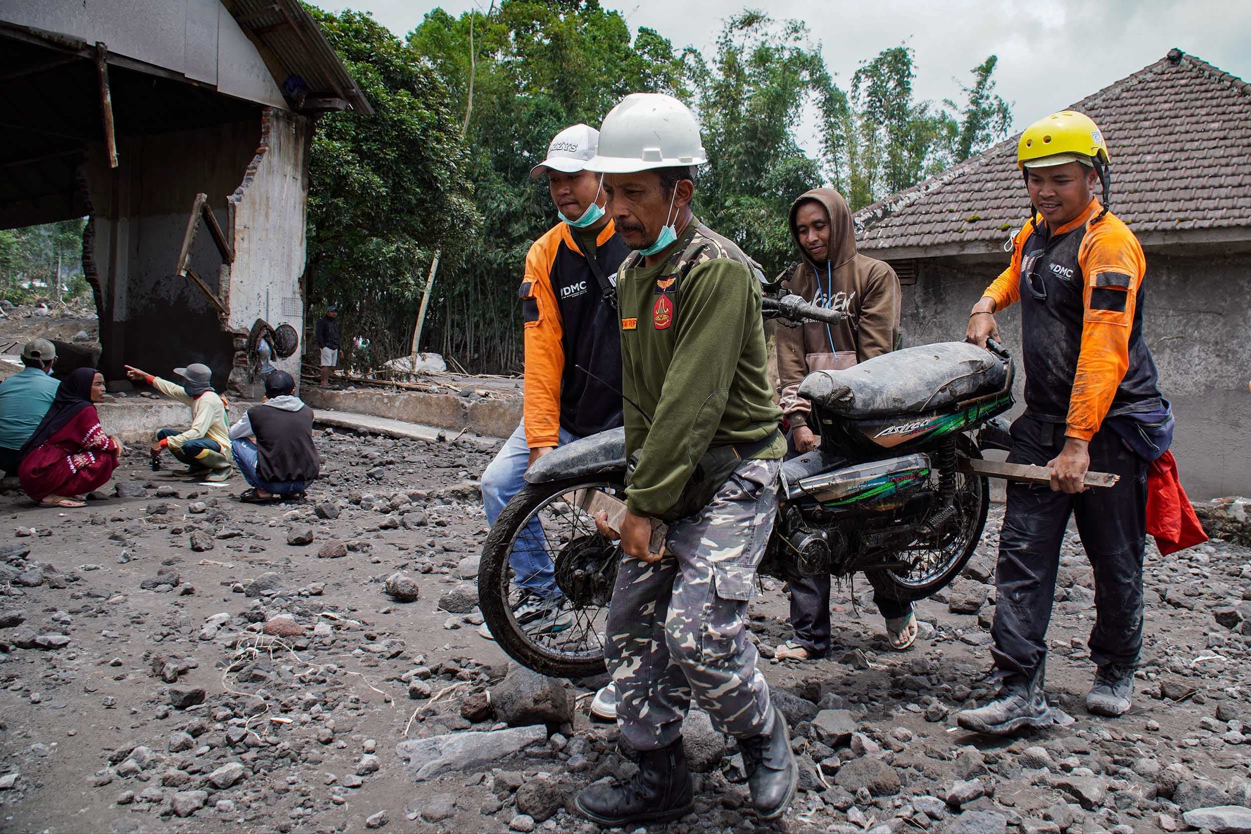 Kementerian PU Kerahkan Alat Berat Tangani Abu Erupsi Semeru di Ruas Lumajang–Malang