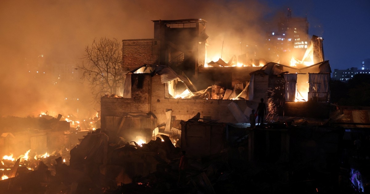 Kebakaran Besar Hanguskan Permukiman Kumuh di Dhaka, Ribuan Warga Kehilangan Tempat Tinggal