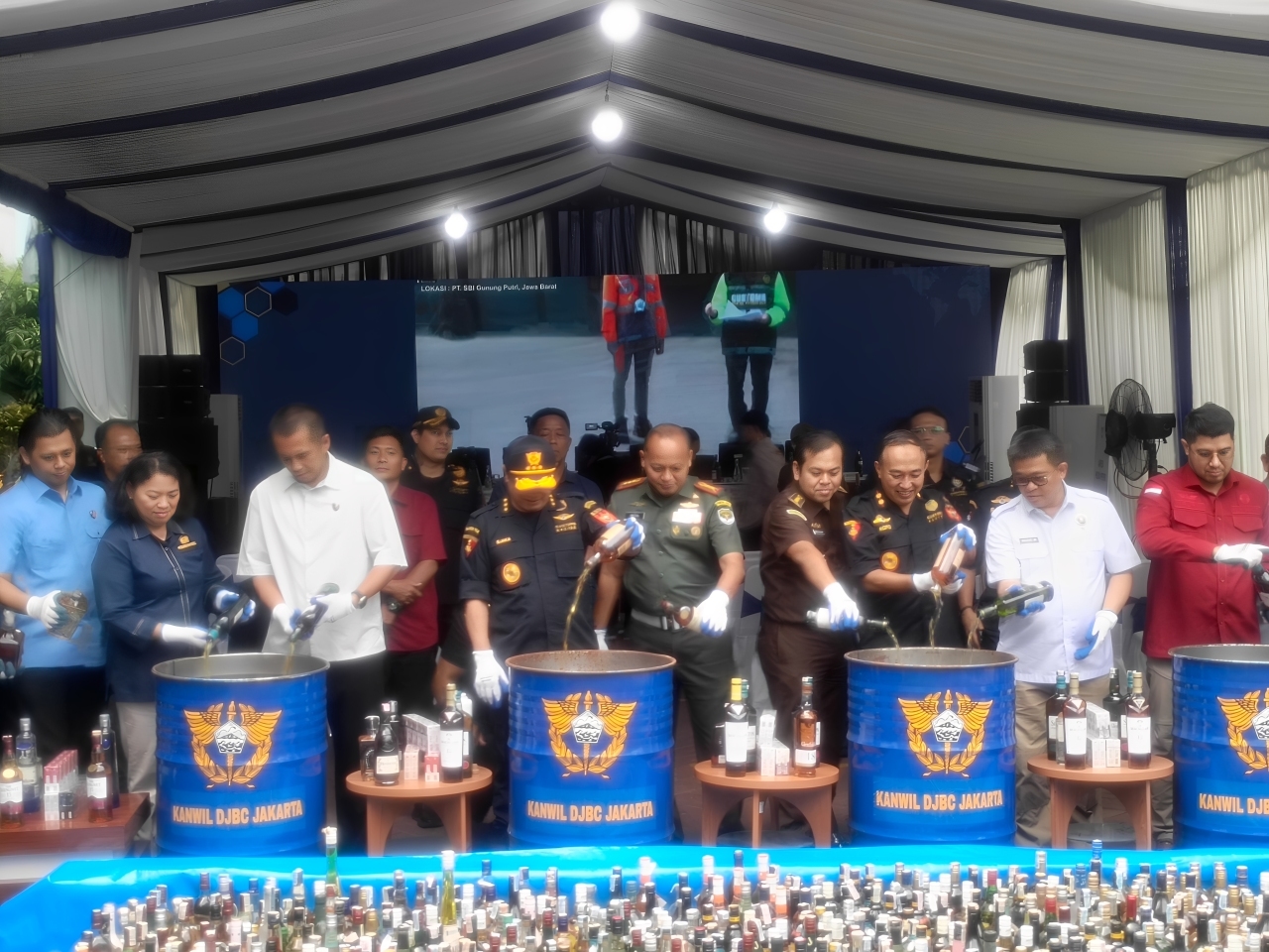 Operasi Macan Kemayoran, Jutaan Rokok & Ribuan Miras Ilegal Digilas