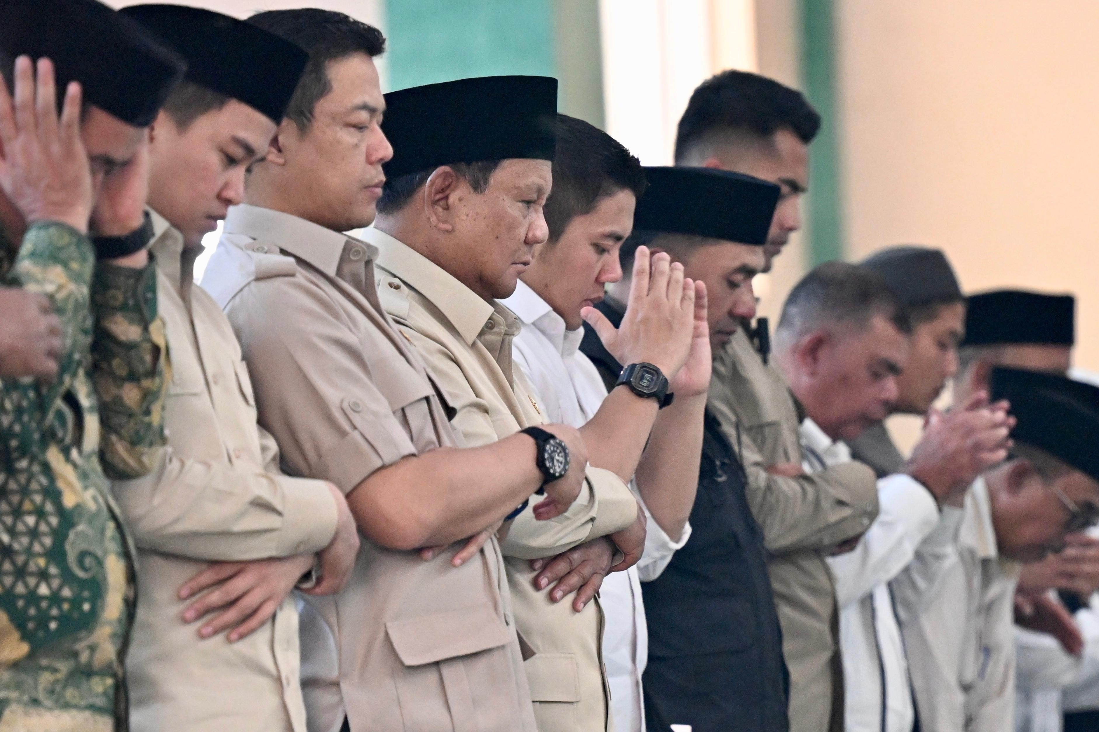 Momen Prabowo Jadi Makmum Saat Salat Jumat Bersama Pengungsi di Masjid Besar Al-Abrar