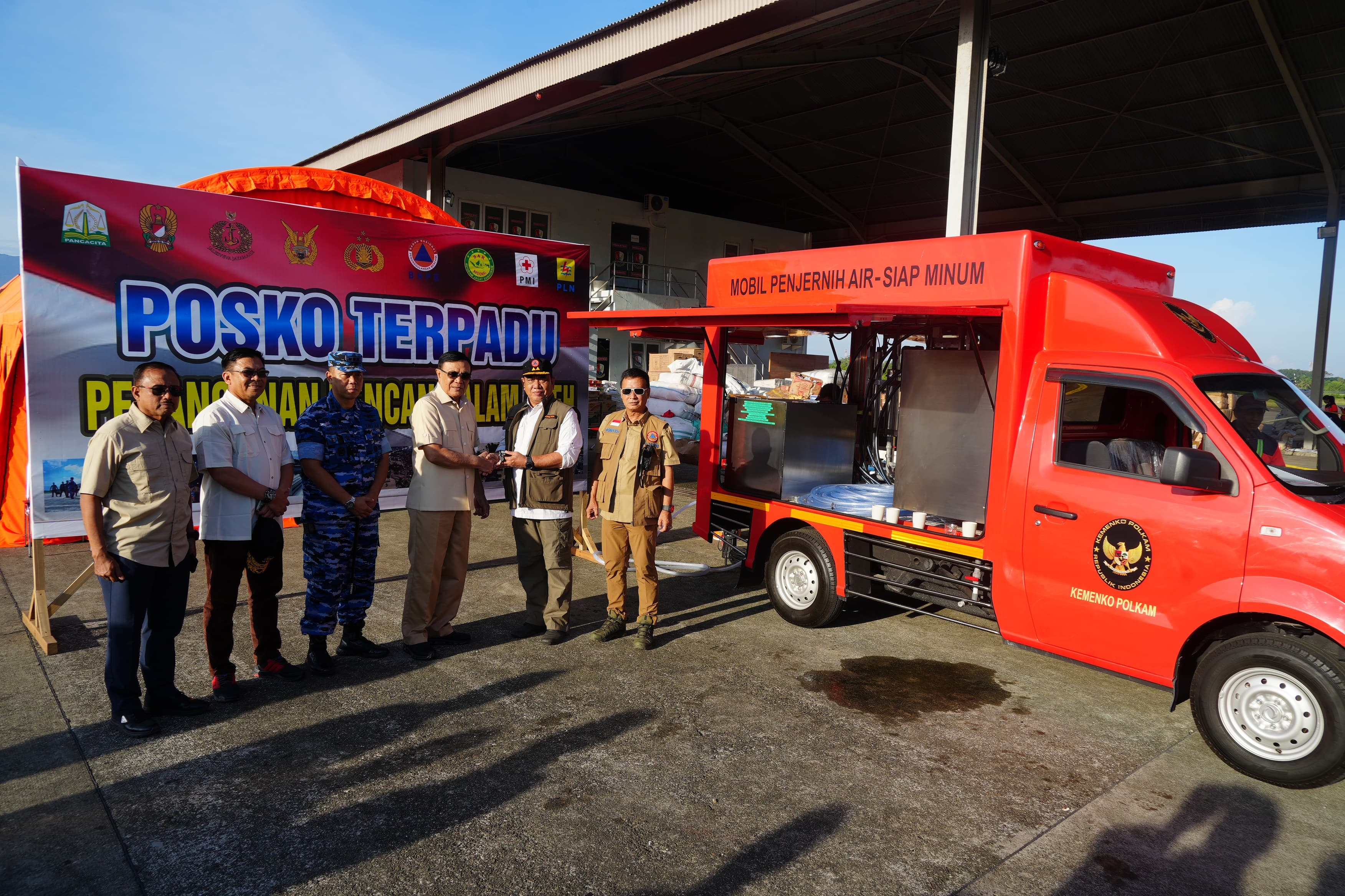 Mobil Penjernih Air Penuhi Kebutuhan Pengungsi Korban Banjir di Aceh