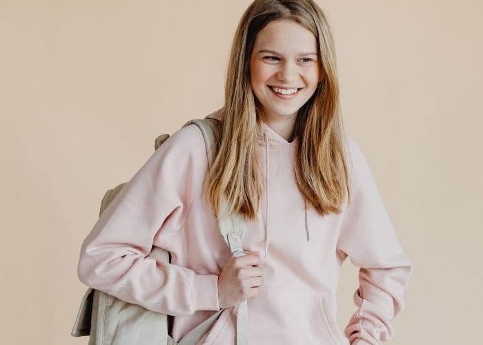 Sering Memakai Hoodie? Ini Pesan Psikologis yang Tanpa Sadar Anda Tunjukkan