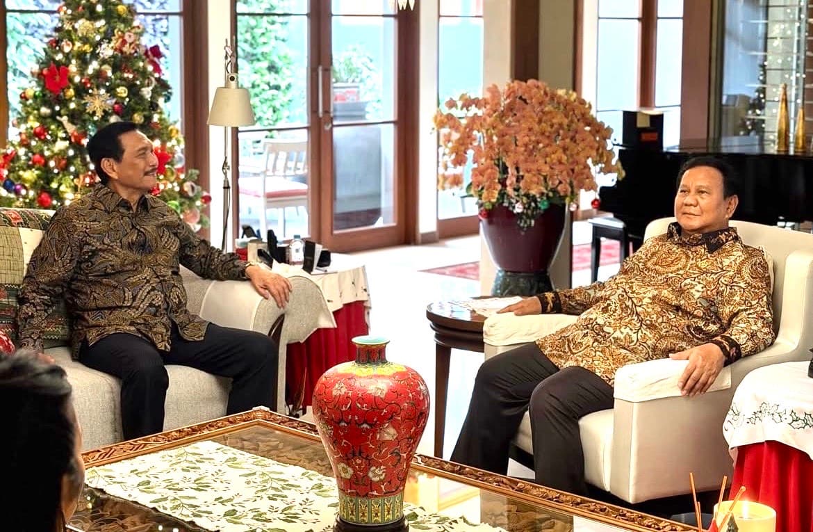 Momen Natal: Prabowo Kunjungi Luhut, Tekankan Persatuan di Tengah Bencana Sumatera