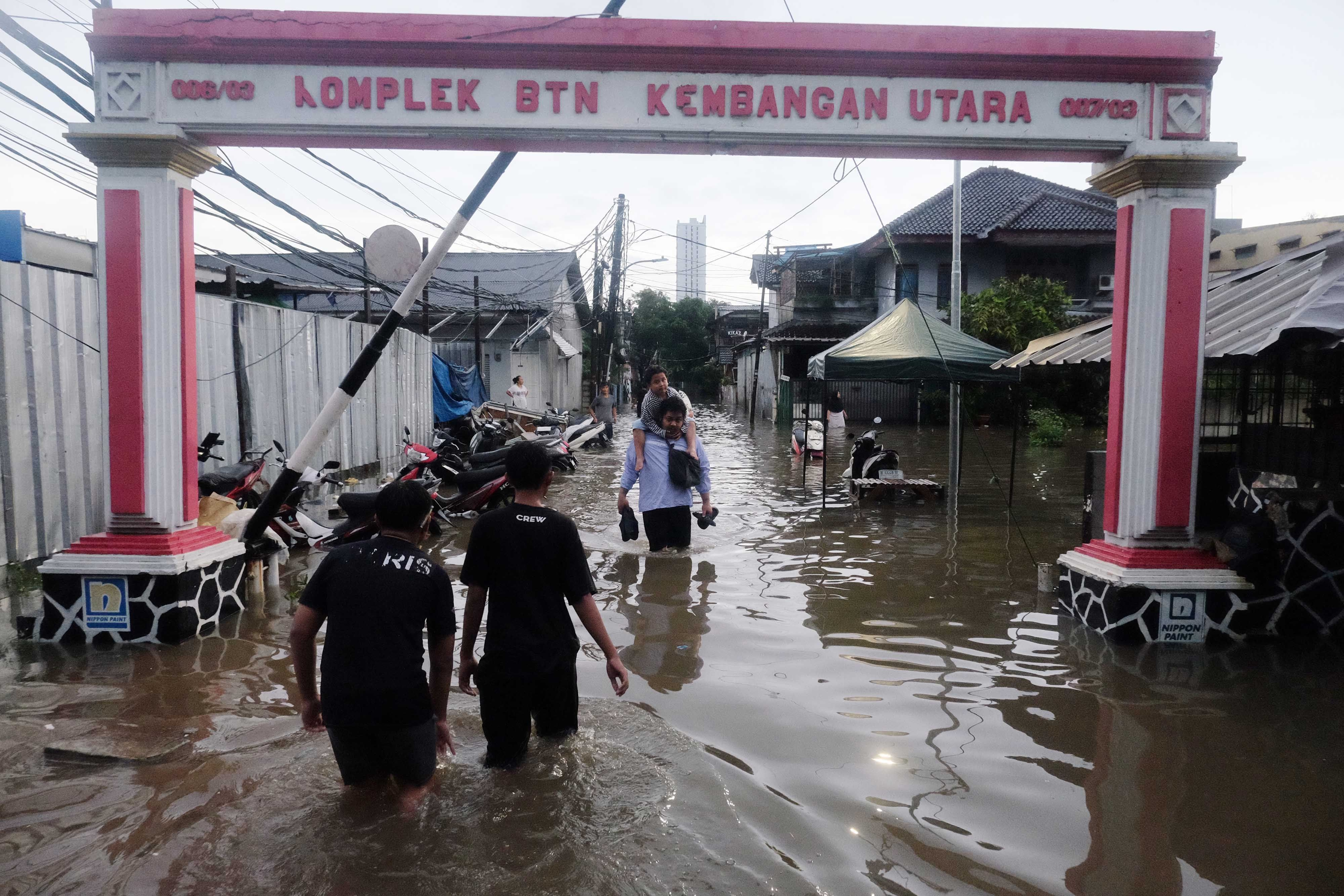 Banjir Jakarta Hari Ini: 125 RT dan 14 Ruas Jalan Terendam, Ratusan Warga Mengungsi