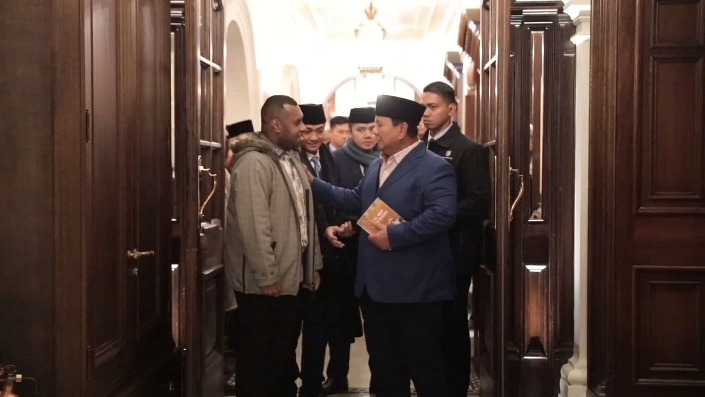 Gembira Bertemu Presiden Prabowo di London, Mahasiswa Asal Papua Berikan Buku Terbarunya