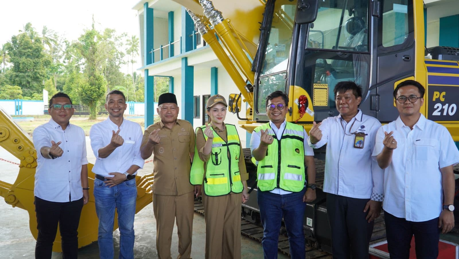 United Tractors Hibahkan Ekskavator Komatsu untuk Dukung Pengembangan SDM Maluku Utara