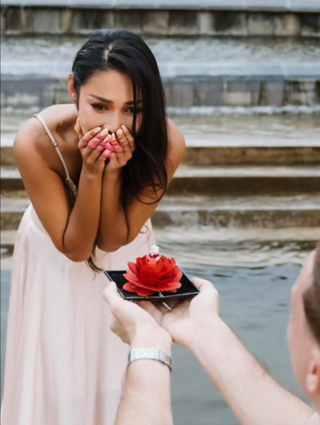 Dilamar Romantis di Pinggir Pantai, Shanty Pancarkan Kebahagiaan di Usia 47 Tahun