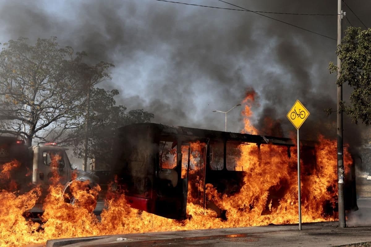 Mobil Dibakar dan Bandara Dikunci, Turis AS Terjebak Kerusuhan Usai Bos Kartel El Mencho Tewas