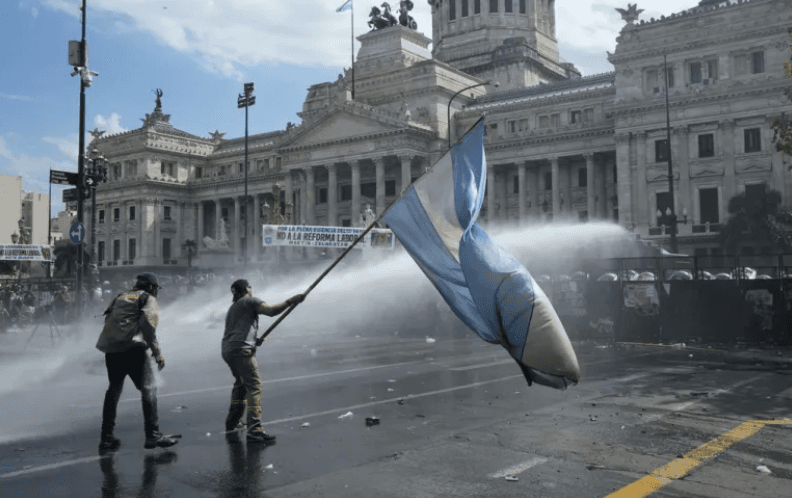 Ribuan Warga Buenos Aires Demo Tolak Reformasi Ketenagakerjaan Bentrok dengan Polisi