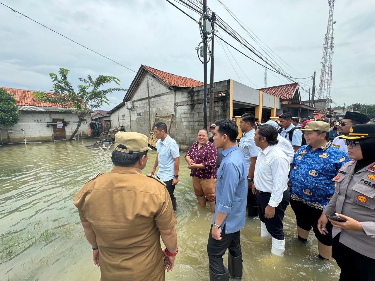 Tinjau Banjir di Bekasi, Gibran Pastikan Keselamatan dan Pendampingan Warga Terpenuhi