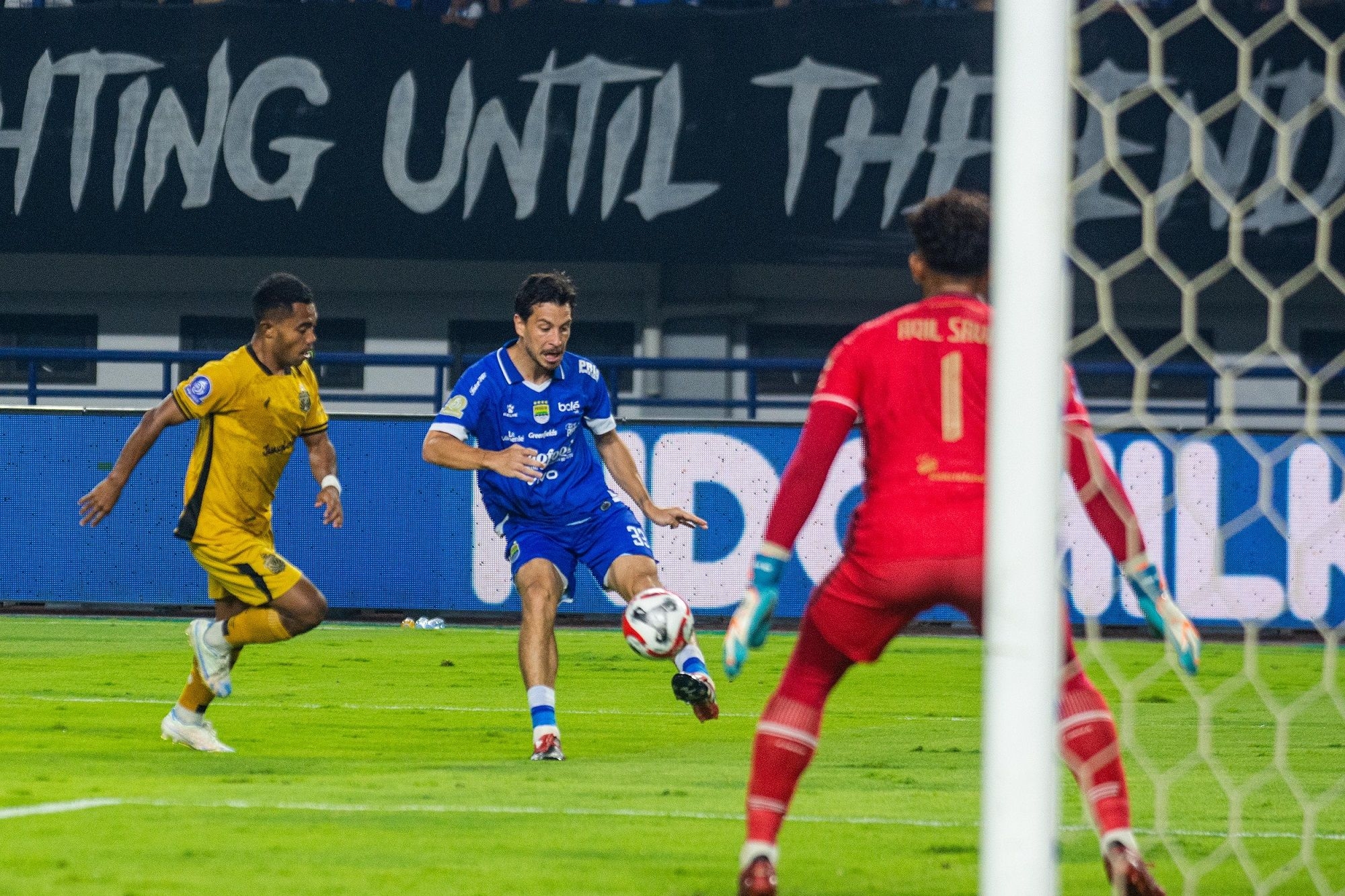 Persib vs Persija: Thom Haye Bersiap untuk Atmosfer Spesial di GBLA di Bandung Besok!