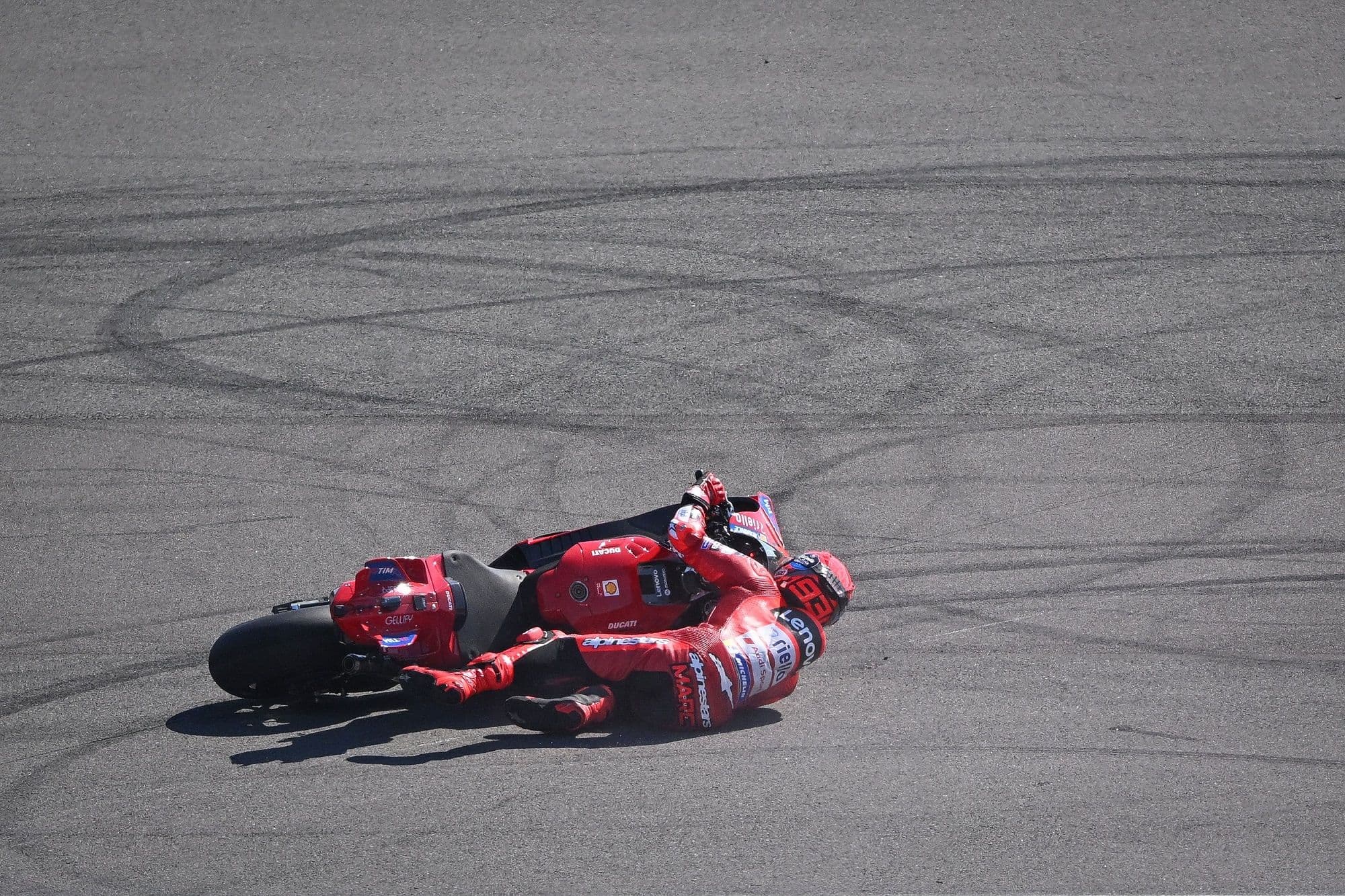 Kembali ke Lintasan Pasca Cedera, Marc Marquez Jatuh dalam Latihan di Valencia