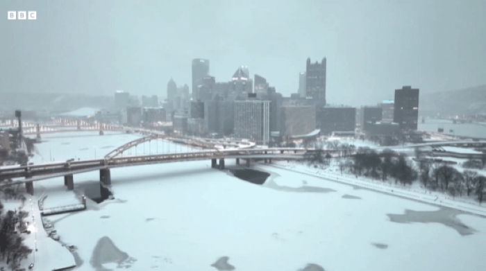 Badai Salju Hebat Landa Amerika Serikat, Ribuan Rumah Padam Listrik, Penerbangan Tertunda