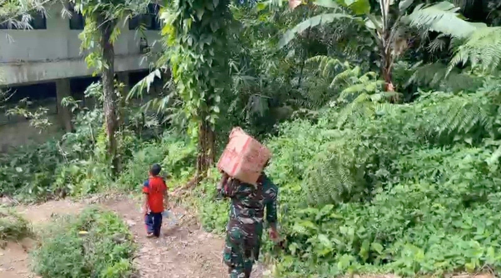 TNI Jalan Kaki Distribusikan Logistik Warga Terdampak Bencana hingga ke Pelosok