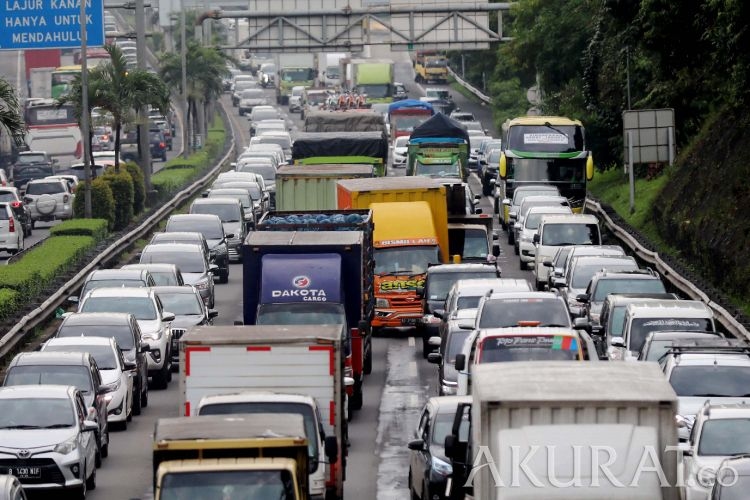 Libur Imlek 2026, 150 Ribu Kendaraan Padati Tol Menuju Bandung