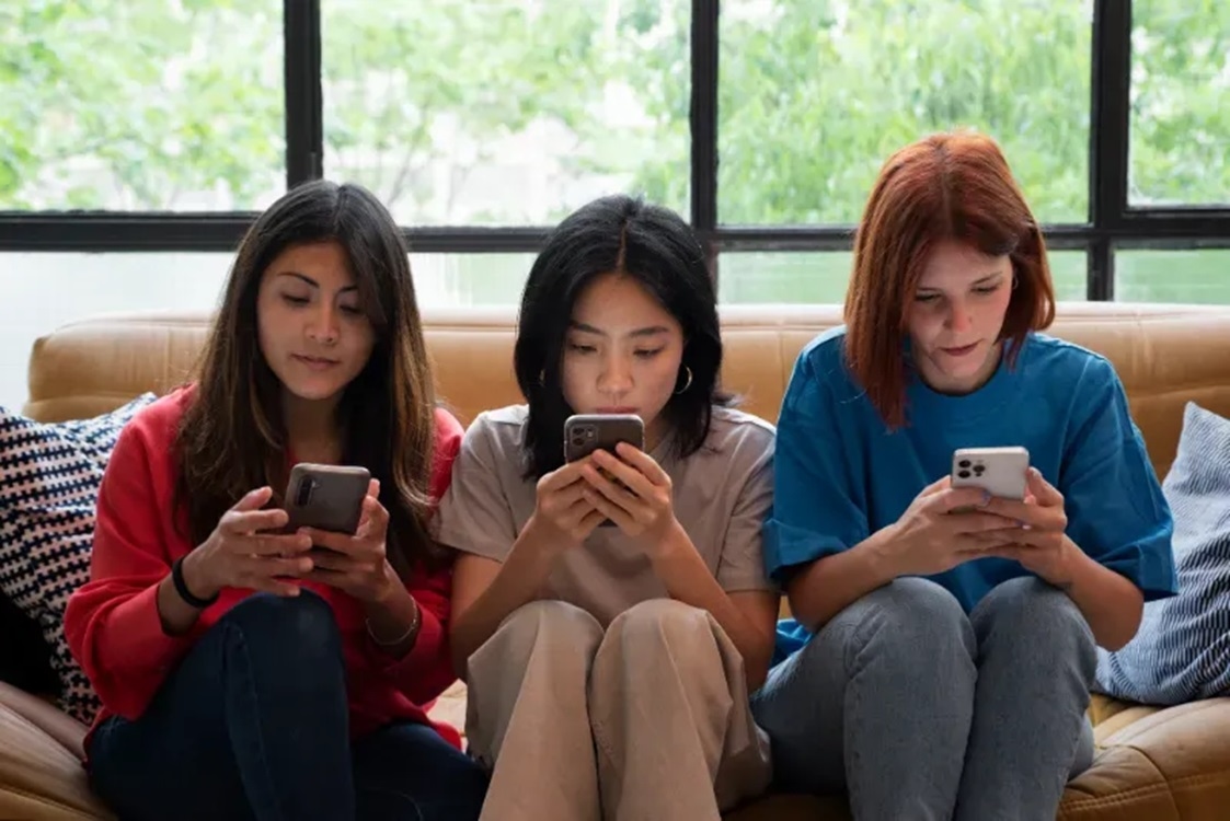 Mengapa Banyak Orang Sulit Lepas dari Gadget? Ini Penjelasannya